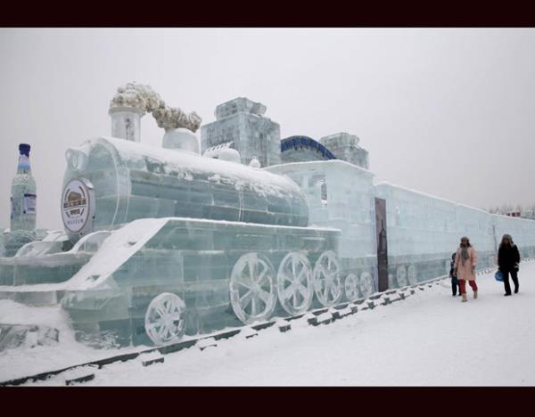 Harbin Uluslararas Buz Festivali'ndeki buzdan tren-  Heilongijang / in