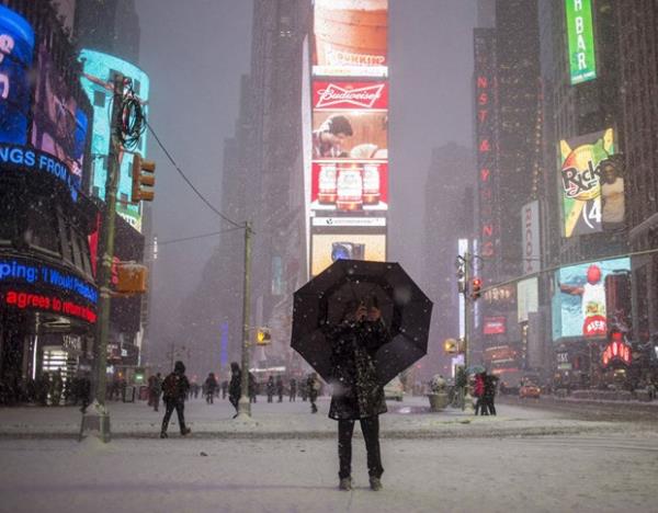 Times Meydan'nda kar frtnasn fotoraflayan emsiyeli bir adam-  New York / ABD