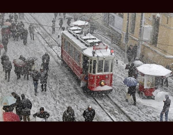 Soua ve kar yana ramen stiklal Caddesi'nde yrmeye alan insanlar...  -stanbul / Trkiye