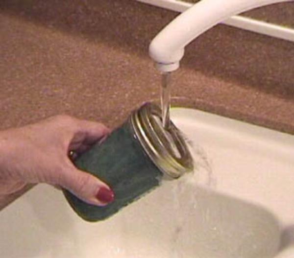 Almayan kavanoz kapan scak suyun altna tutarsanz metal genleir ve kavanozu kolayca aabilirsiniz.