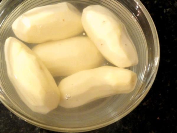 Patatesleri doradktan sonra souk suda bekletirseniz kahverengilemesini nlersiniz.