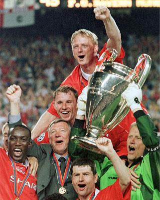 1993 y�l�nda ise Manchester United'a 26 y�l sonra lig �ampiyonlu�u ya�att�.