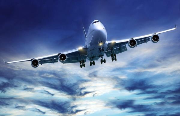 Uan kanatlar eimli olduu iin havay evirir ve aa doru hzla iterek ua havada tutar.