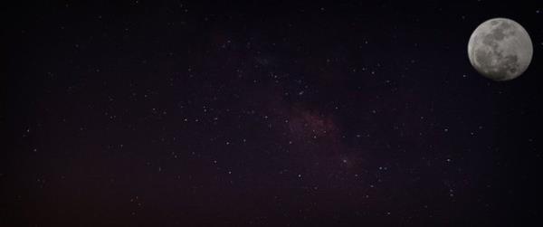 Ay kendi n deil gneten ald  yanstrken yrngesini deitirir ve her 4 haftada bir dnyann yrngesine girdii iin gndz vakti grnr olur.