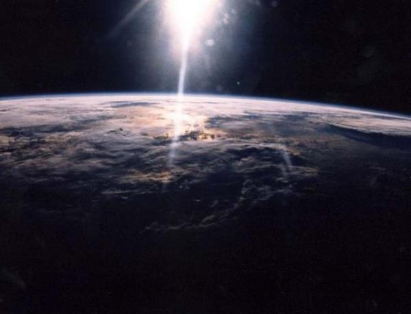 Geri gktann Dnya&#8217;ya arpma olas 300&#8217;de bir olarak hesapland ancak kt senaryo gerekleip arparsa da tsunamiye, ani iklim deiikliklerine neden olup gezegende ta zerinde ta brakmayaca belirtildi.