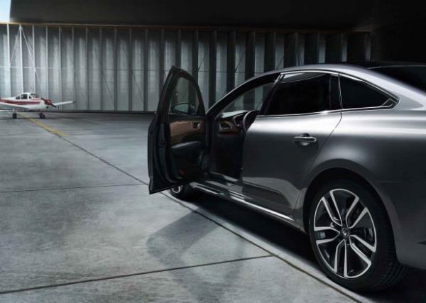 Dahiyane yenilikler  n gste yer alan 7&#8217;&#8217; dijital gsterge ekran; 8.7&#8217;&#8217; dokunmatik ekranyla R-Link 2.0