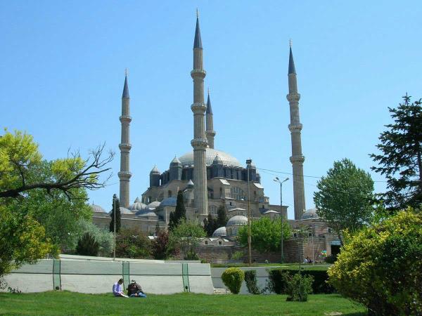 Selimiye ve armlar Selimiye Camii'nin 31.25 m apndaki tek kubbesi Allah'n tek olduuna iaret eder. Benzer ekilde, Selimiye Camii'nin pencerelerinin 5 kademeli oluu slam'n 5 artn, 4 vaaz krss 4 hak mezhebini, Selimiye Klliyesi'ndeki toplam 32 kap islamiyetin 32 farzn, arka minarelerde 6 yolun olmas imann 6 artn, 12 erefesi ise onikinci padiah tarafndan yaptrldn ifade etmektedir. Koca Sinan, ustalk eserimdir, dedii bu yapnn inaatna balamadan nce, inaatta kullanaca btn ta malzemeyi araziye yerletirmi. ki yl sresince tonlarca ta zeminin zerinde beklemi.