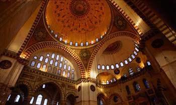 Sinan yle cevap verir: "Sultanm, dikkat edin nargilemde tmbeki, ttn yoktur. Sadece suyun fokurdamasndan meydana gelen sesin cami ierisinde dalmn kontrol ediyorum. Buradaki suyun sesi caminin her tarafna eit yaylrsa, yarn burada Kuran okuyacak olan hocann sesi de 60-70 metreye kadar toplanan cemaat tarafndan duyulacaktr. te bu yzden, akustii kontrol ediyorum.