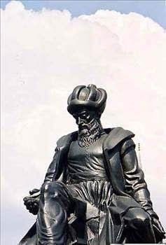 Mimar Sinan, deerli mcevherleri minarelerden birinin talar arasna maharetle yerletirir. Gne nda prl prl parlad iin bu minareye 'Cevahir Minaresi' ad verilir. Evliya elebi zamanla scaktan bozulduunu ve talarn prltsnn kaybolduunu belirtir.