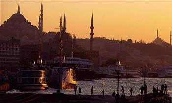 Cami ina edilirken, Sinan'n mihrapta nargile itii sylentisi yaylr. Sylenti padiaha kadar ular.