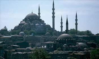 Minarelerin uzun ve ksa dzenlenii, ana ktleyle beraber yapya modler sistemde piramidal bir grnm kazandrr. Uzaktan bakldnda, birbiri zerinde gklere ykselen bir merdiven gibi duran bu orant ustal, Hristiyan retide, "Yakub'un Merdiveni" ile anlam bulur.