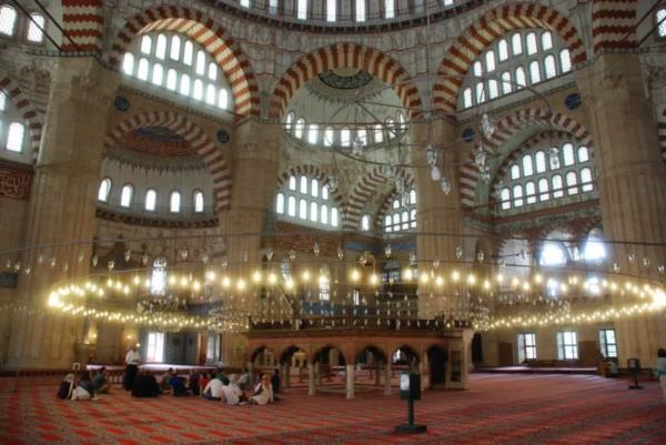 Sinan kendinden emin, temelin salam olmas iin zaman gerektiini sylemi ve eklemi: "Hesaplarma gre 8 yl gerekiyordu" demi. Sultan Selim, eliyle cellada dur iareti vermi ve Mimar Sinan'n dehas karsnda diyecek bir ey bulamam.