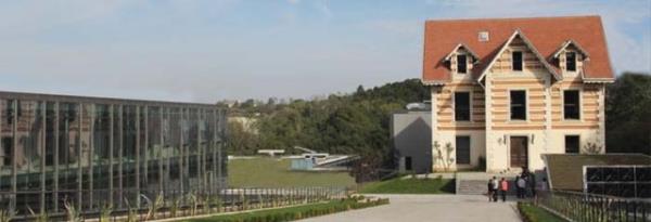 MEF niversitesi  <br>lk100&#8217;e ayda bin TL, yurt bursu, 101-bine 750 TL ve yurt bursu, bin 1-5 bine aylk 500 TL, yurt bursu.