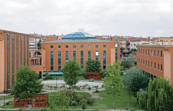 stanbul 29 Mays niversitesi  <br>lk 100&#8217;e ayda 2 bin TL nakit ile cretsiz konaklama ve yemek bursu, bu burs blmlere gre 2 bin 501 TL&#8217;ye kadar kyor.