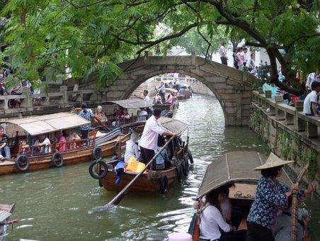 49 tane ta kprs bulunan bu kasabada birok bahe mevcut.