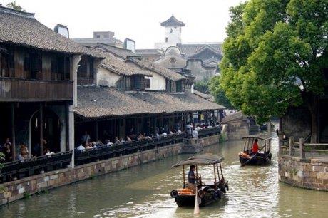 in'de bulunan Wuzhen kasabas ta kprleri ve yeil suyuyla 200 yllk bir tarihi sunuyor.