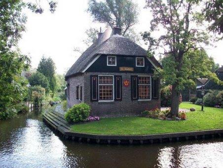 Hollanda'da bulunan Giethoorn kasabasnn iinden su kanal geiyor.