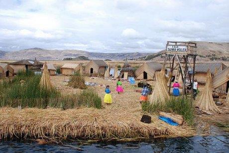 Uros ky Peru'da bulunuyor. Bu adalar kyller tarafndan kamtan yaplm.