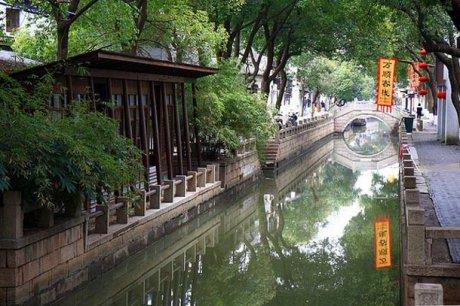 Tongli kasabas in'de bulunuyor. Kasabada in'in birok gelenei hala yaatlyor.