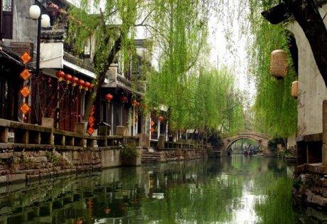 Zhouzhuang, in'in en nl su kasabalarndan biri. Kasabann en byk zellii ortasndan su gemesi. Nehrin zerine kprler ve evler ina ediliyor.