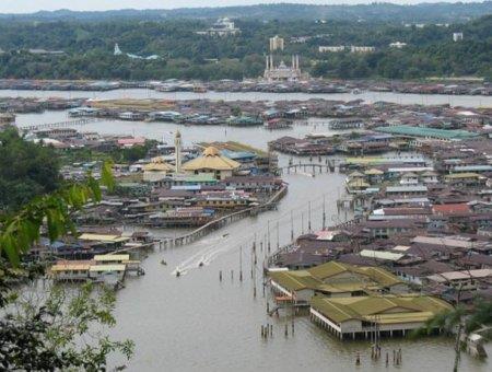 Deniz taksilerin hizmet verdii bu kasabada hastahane, okul, restaurant, cami, alveri merkezi ve petrol istasyonlar bulunuyor.