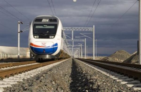 Yksek hzl ve hzl demiryolu projeleriyle kentler arasnda gn birlik seyahat yaplabilecek.