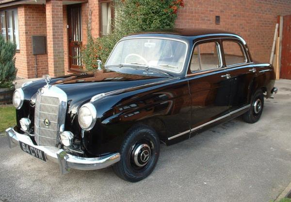 Mercedes 219, 6 silindir bir motora sahipti ve saatte 160 km hz yapabilmekteydi.