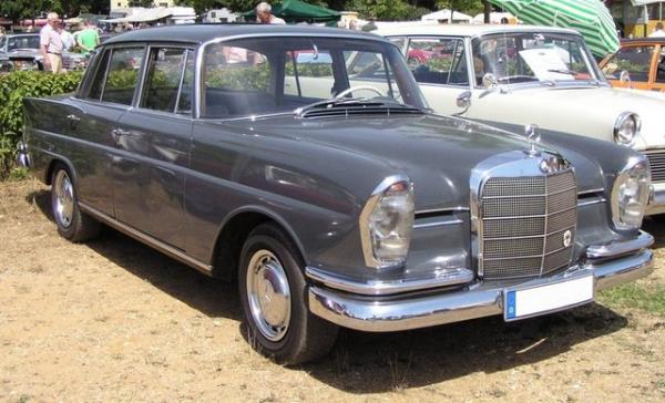 Mercedes 220S, 6 silindir bir motora sahipti ve saatte 180 km hz yapabiliyordu.