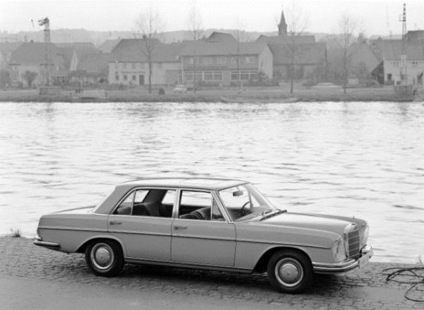 Mercedes 202 SE, 8 silindir bir motora sahipti ve saatte 200 km hz yapabiliyordu.