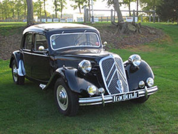 Citroen Traction Avant, 6 silindir bir motora sahipti ve 120 km kadrana sahip olmasna ramen saatte en fazla 80 km hz yapabilmekteydi.