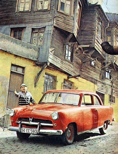 Ali EN (1918 - 1989)<br>  1966 ylnda Ali EN, 25.000 TL&#8217;ye satn ald, &#8220;34 EE 580&#8221; plakal, 1956 model Willys&#8217;e marka otomobil sahipti.