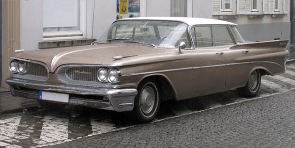 Pontiac Catalina, 6 silindir roket bir motora sahipti ve saatte 200 km hz yapabiliyordu.
