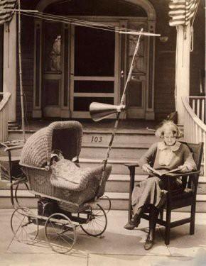 Bebei sessiz tutabilmek iin icat edilen "radyolu bebek arabas" Radyonun yan sra bir anten ve bir hoparlr sistemi, bebee mzik dinletilebilmesini salyor.