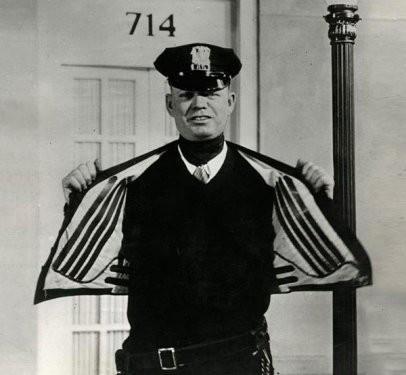 1932 ylnda, Amerika'da trafik polisleri mesin diye elektrikle snan bir yelek yapld. Gereken enerji sokaklardaki prizlerden salanyordu.