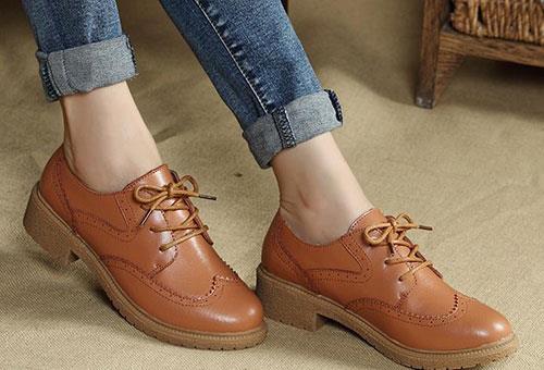 Ayakkab alrken, hava alan ya da havalanan bir malzemeden retilmi olanlar tercih edin. Naylon veya sentetik malzeme kullanlarak retilen ayakkablar kullanmayn. Mmknse gerek deri gibi doal malzemelerden retilen ayakkablar tercih edin.