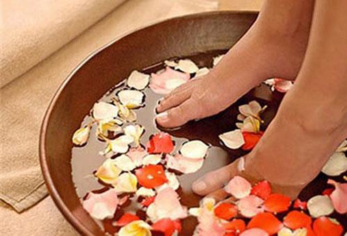 Eer ayaklarnz ok sk nemleniyorsa, kurutmak iin tuzlu suyla ykayabilirsiniz.<br>  Akam eve geldikten sonra 4 bardak suya 4 ay ka tuz ilave edin. Ardndan bu karm bir leene boaltn ve ayaklarnz 15 dakika bekletin. Temiz ve pamuklu bir havluyla iyice kurutup, oraplarnz giyin.