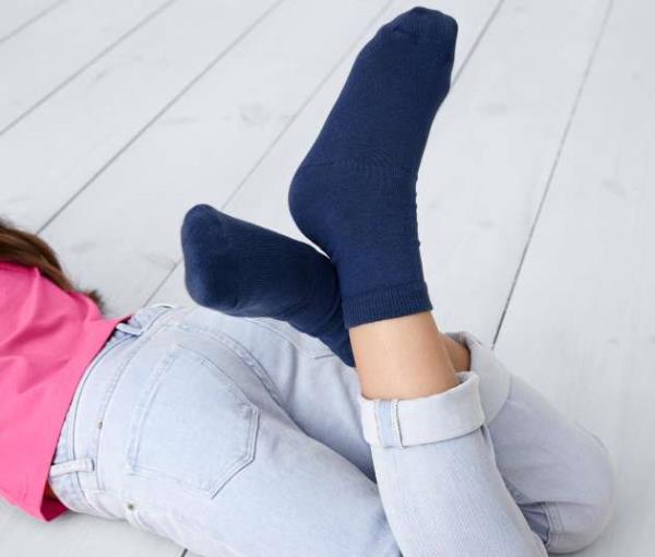 Sentetik ve naylon oraplar yerine, yumuak, pamuklu ve teri emebilme zellii olan oraplar tercih edin. Gn sonunda oraplarnz deitirmeyi de ihmal etmeyin.