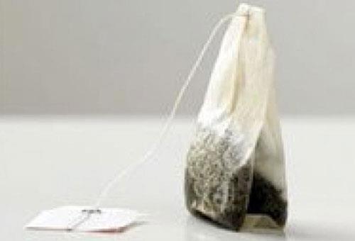 Gn iinde ay ierken kullandnz ay poetlerini atmayn. Gn sonunda bir litre lk suya drt-be adet yeil veya siyah ay poetini brakp; bu suda ayaklarnz bekletin.<br>  Ardndan kurulayarak oraplarnz giyin. Dzenli uyguladnzda ayak kokunuzun azaldn fark edeceksiniz. sterseniz yemek sodasndan da faydalanabilirsiniz. Bir leene lk su koyun, iine 2 yemek ka soda atn.  Ayaklarnz 15 dakika kadar iinde bekletin. Bu yntemi 1 ay her akam; sonrasnda ise haftada 2 gn uygulayn.