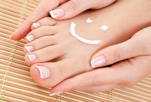 Ar terleme de ayak kokusuna neden olan nemli bir faktr. Ayanzda hiperhidrozis denilen ar terleme durumu varsa, tedavi olun ve terlemeyi azaltan kremler kullann.<br>  Ayaklarda oluan terleme sorunu gnmzde botoks uygulama, iyontoforez ve klipsli ETS gibi tedavi yntemleriyle ortadan kaldrlabiliyor.