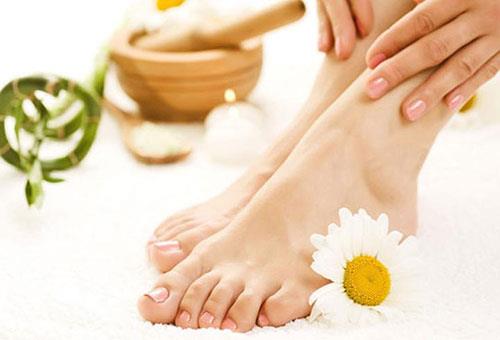 Ayak parmak aralarnz ve tabanlarnz her banyodan sonra dzenli olarak kontrol edin.<br>  Ayak parmak aralarnda soyulma, ayak tabanlarnda pullanma, ine ucu gibi su toplayan kabarcklar ve koku gibi mantar enfeksiyonu belirtileri gzlemlendiinizde bir dermatoloji uzmanna bavurun.