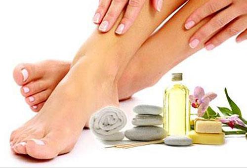 Ayaklarnza ve ayakkab iine antibakteriyel sprey veya koku nleyici pudra skn. ncelikle akam eve geldikten sonra ayakkablarnz balkon gibi hava alan bir ortamda birka saat havalandrn.<br>  Havalandrdktan sonra i ve n ksmlarna doru sprey veya pudray skn. Ardndan ayakkablarnz dolabnza yerletirebilirsiniz.