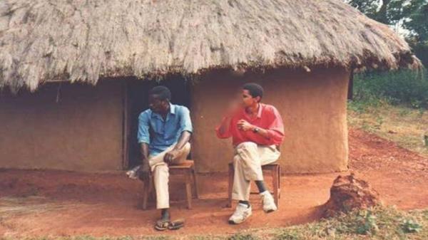 Bu fotorafta Barack Obama, Kogelo Kynde ailesinin kulbesinin nnde otururken grlyor.