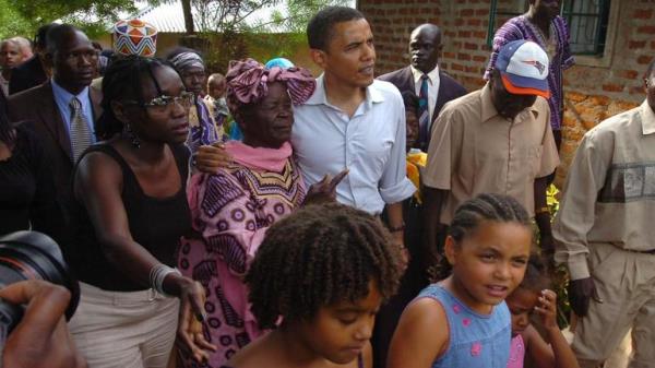 Barack Obama, ABD Bakan sfatyla Kenya'ya ilk ziyaretini gerekletiriyor. Obama, Kenya'ya en son 2006'da Illonois Senatr iken gitmiti.