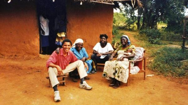 Bu fotorafta ise, Obama yannda vey bykannesi Sarah, vey kz kardei Auma ve vey annesi Kezia Obama ile birlikte poz veriyor.