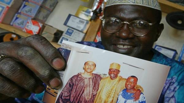 Obamann byk vey kardei Malik ise, zerinde tarih olmayan bu fotoraf gsteriyor. Fotorafta Obama vey abisi ile birlikte yerel kyafetlerle poz veriyor.