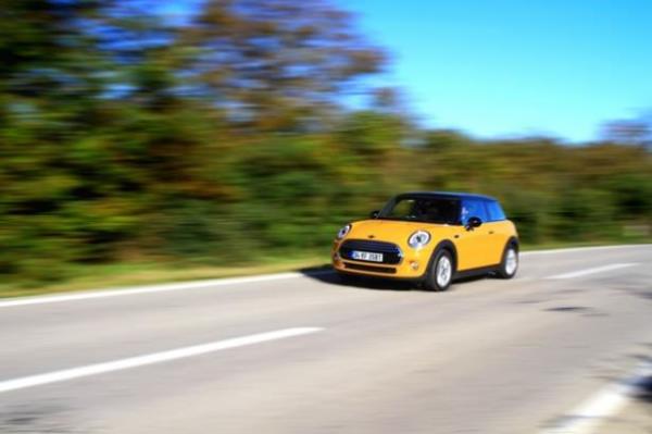 MINI  <br>  MINI de kuru sabitleyen markalardan biri. 1 Euro = 2.79 TL olarak devam eden kampanyan�n haricinde, 1.5 litre benzinli ve dizel motor se�enekleri bulunan Yeni MINI i�in, 921 TL taksit se�enekli �deme plan� sa�lan�yor.