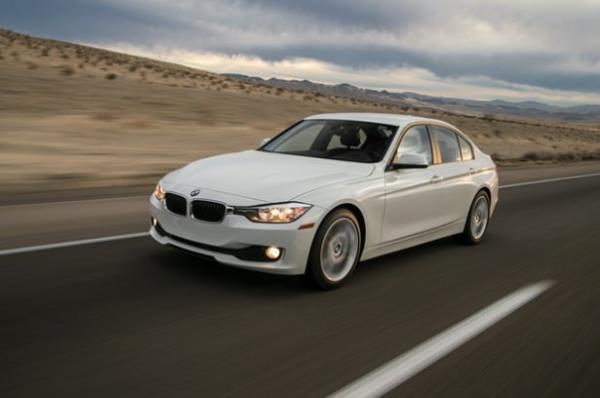 BMW<br>    Ayr�ca BMW 320i art�k M Sport paket ile de al�nabiliyor ve y�lsonuna �zel s�n�rl� say�da otomobilde metalik beyaz renk de sunuluyor.