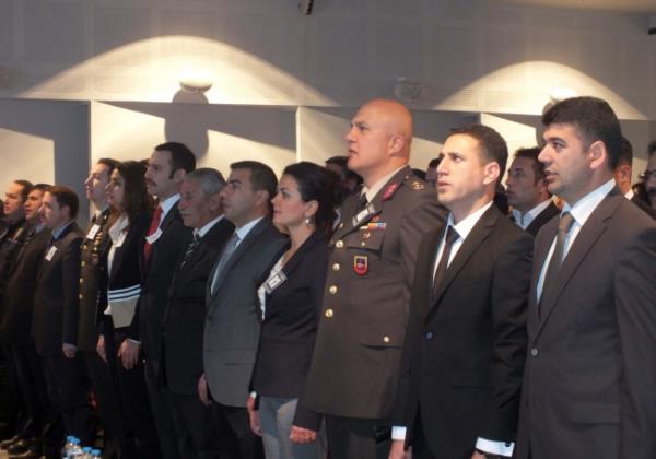 Otomobilden inen Kulaksz, aracn kontrol ettii srada kendisini takip eden 2 ara tarafndan apraz atee tutuldu. ahslar olay yerinden kaarken, Binba Kulaksz ve kz yaraland.