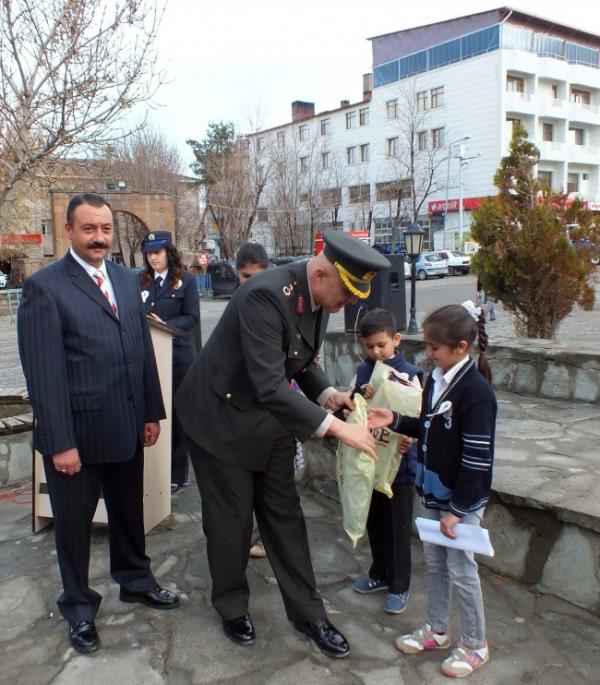 Yarallar blgeye sevk edilen ambulanslarla Malazgirt devlet Hastanesi?ne kaldrld. Ar yaralanan Binba Kulaksz hastahanede ehit oldu.