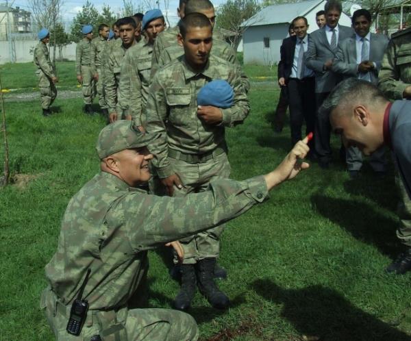 Terristlerce ei ve ocuunun da yer ald otomobile dzenlenen silahl saldr sonucu kaldrld hastanede ehit olan Malazgirt le Jandarma Komutan Binba Arslan Kulaksz'n halkla i ie olduu ve ok sevildii belirtildi.